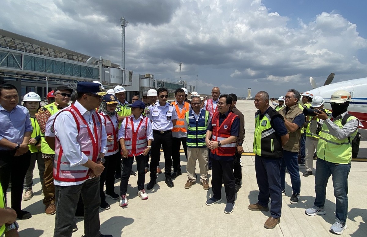 Menteri Perhubungan Budi Karya Sumadi meninjau kalibrasi Bandara Dhoho Kediri. (Foto: Yanuar Dedy/jatimnow.com)