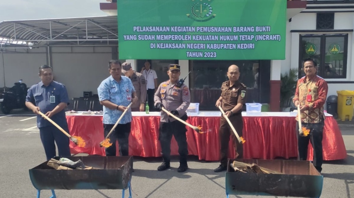 Pemusnahan barang bukti Kejaksaan Negeri Kabupaten Kediri. (Foto: Yanuar Dedy/jatimnow.com)