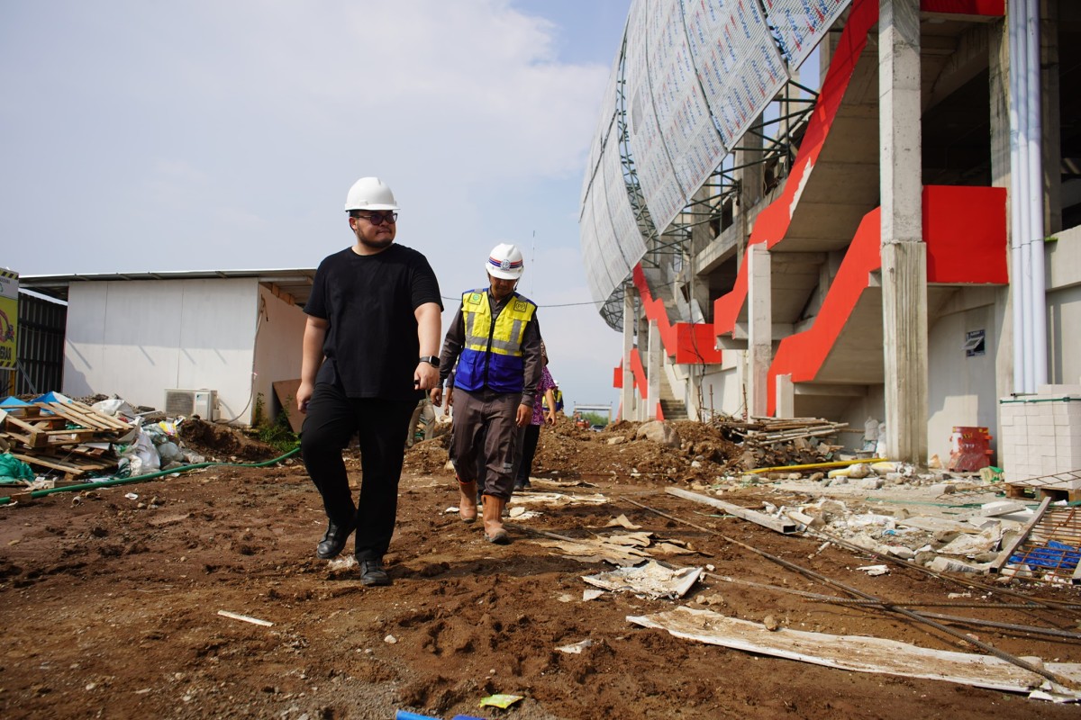 Mas Dhito saat cek Stadion Gelora Daha Jayati. (Foto : Humas Pemkab Kediri/jatimnow.com)