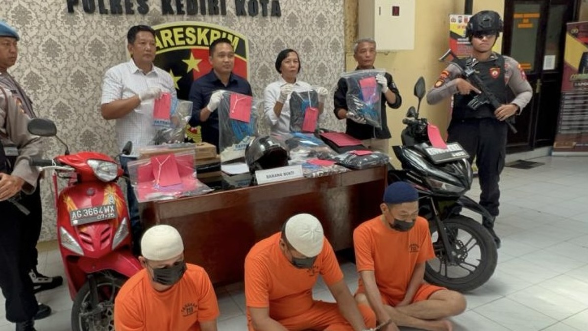 Tiga pelaku pengeroyokan di Semen Kediri. (Foto: Yanuar Dedy/jatimnow.com)