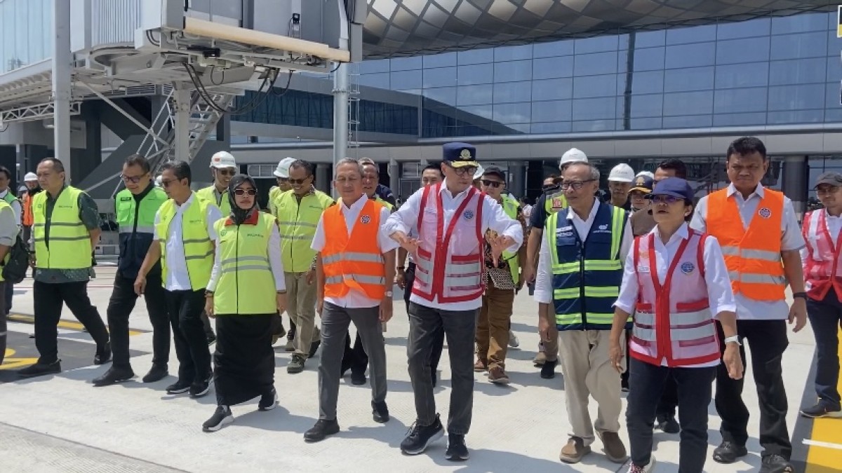 Menteri Perhubungan Budi Karya Sumadi saat meninjau kalibrasi Bandara Dhoho Kediri. (Foto: Yanuar Dedy/jatimnow.com)