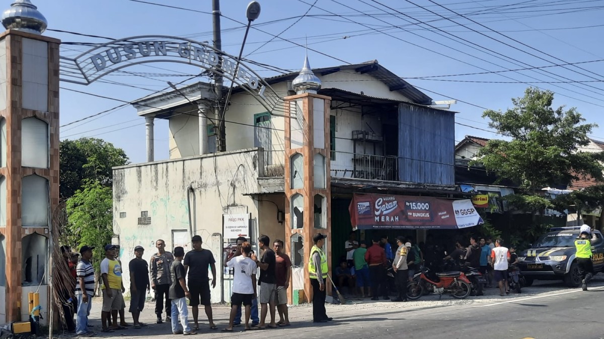 Petugas Polsek Gampengrejo berada di lokasi kejadian. (Foto : Polsek Gampengrejo for jatimnow.com)