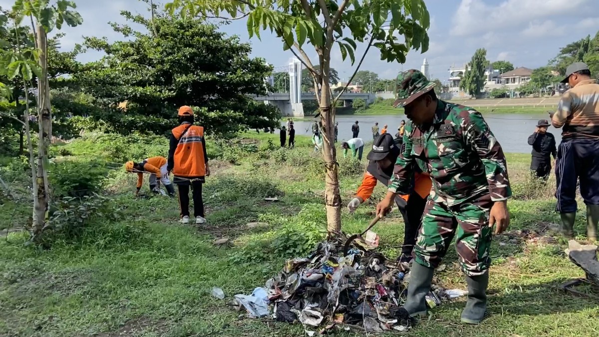 Kegiatan bersih-bersih Sungai Brantas. (Foto: Yanuar Dedy/jatimnow.com)