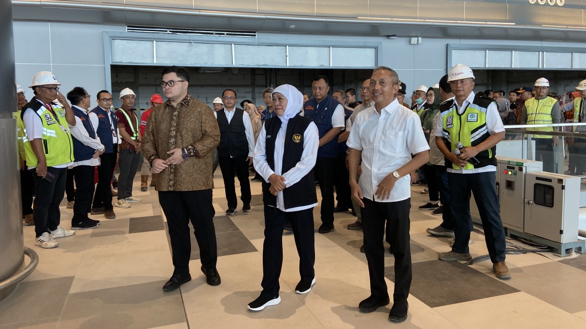 Direktur PT SDI Maksin Arisandi (kanan) bersama Gubernur Khofifah (tengah) dan Bupati Kediri Mas Dhito (kiri). (Foto: Yanuar Dedy/jatimnow.com)