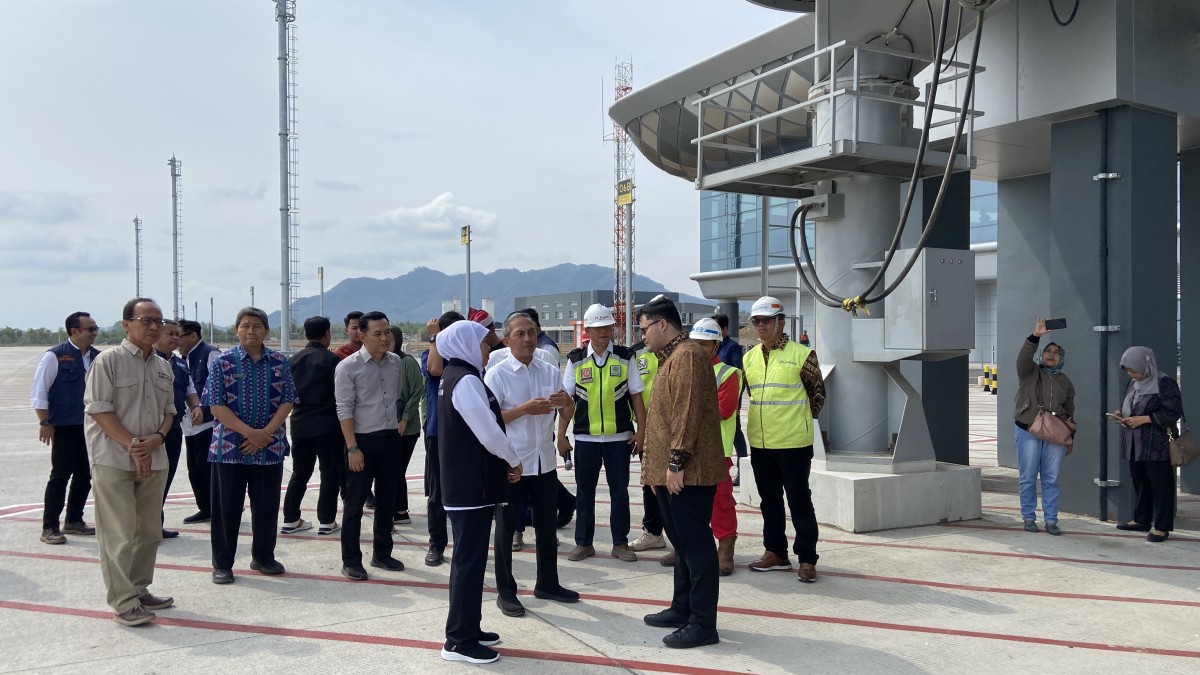 Gubernur Jatim Khofifah Indar Parawansa (tengah) bersama Bupati Kediri (kiri) dan Direktur SDHI (kanan). (Foto: Yanuar Dedy/jatimnow.com)