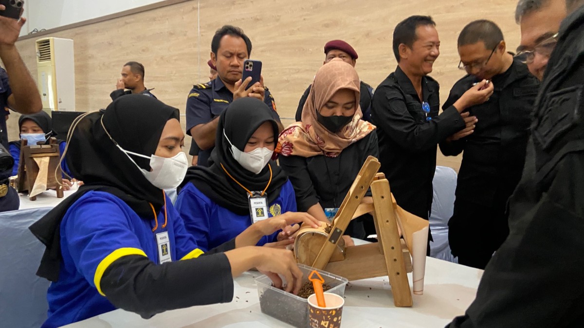 Pelatihan linting rokok warga binaan Lapas Kediri. (Foto: Yanuar Dedy/jatimnow.com)