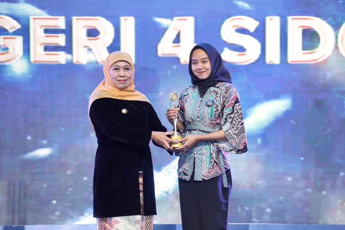 Khofifah saat memberikan penghargaan simbolis ke pemenang lomba SMA Awards (Foto: Humas Pemprov Jatim for jatimnow.com)