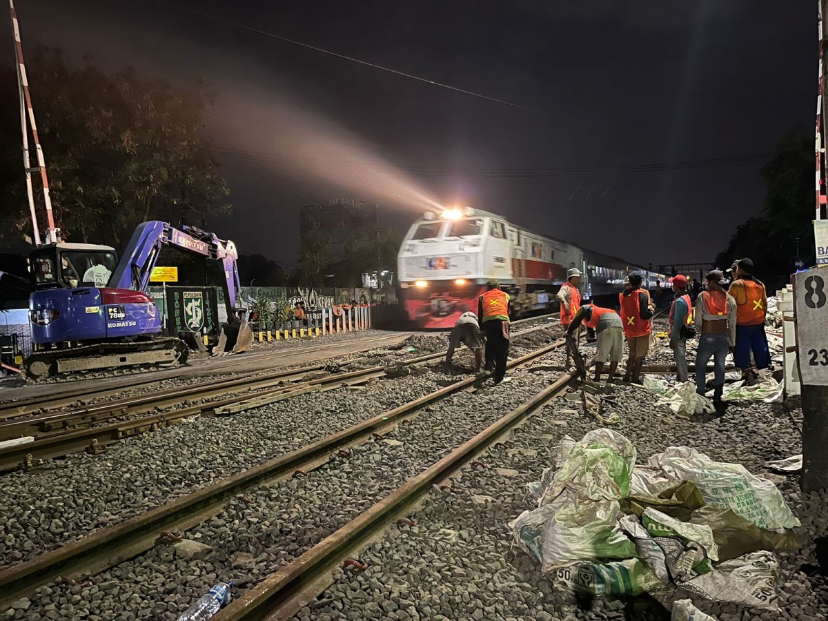 Jalur Ganda Kereta Api Mojokerto-Sepanjang Beroperasi Hari Ini, Tapi Belum Stabil