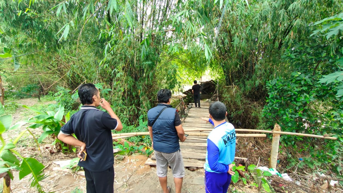 Kondisi jembatan penghubung di Desa Butoh Kecamatan Ngasem yang putus usai diterjang banjir bandang. (Foto: Misbahul Munir/jatimnow.com)