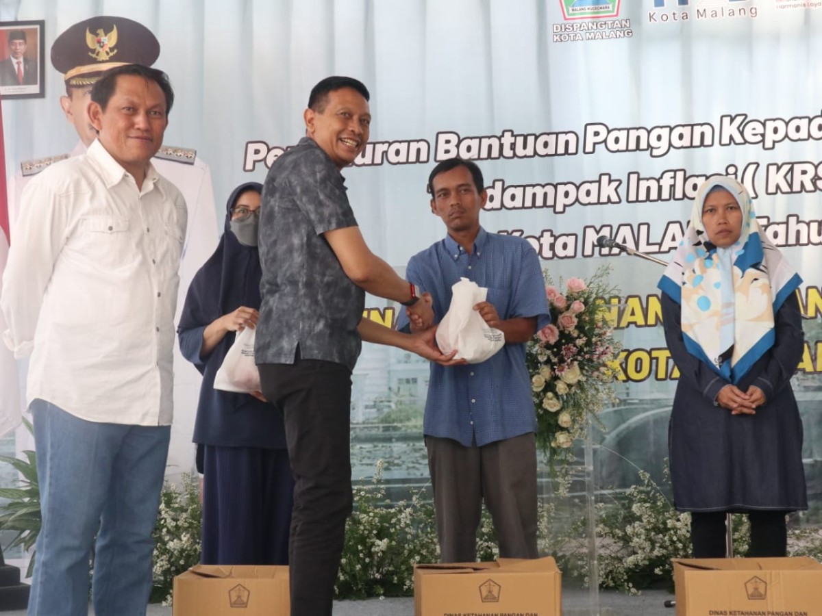 Pj Wali Kota Malang, Wahyu Hidayat secara simbolis memberikan bantuan paket kebutuhan pangan bagi Keluarga Risiko Stunting (KRS) pada Minggu (3/12/2023) lalu. (Foto: Prokopim Pemkot Malang)