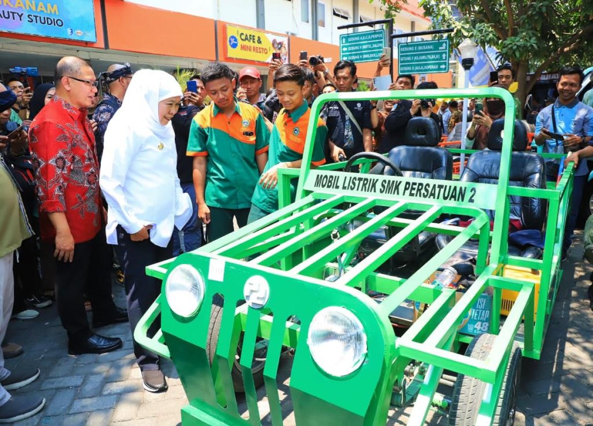 Gubernur Khofifah saat menjajal kendaraan listrik karya siswa SMK Jatim (foto: Humas Pemprov Jatim for jatimnow.com)