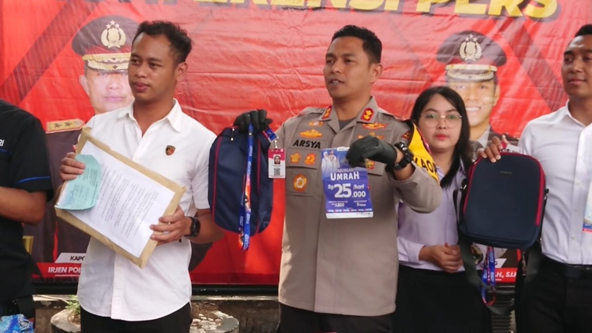 Tersangka saat dikeler polisi. (Foto: Bramanta Pamungkas/jatimnow.com)