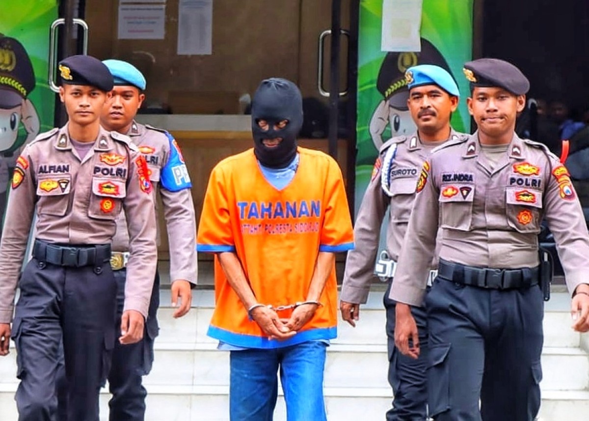 Tersangka diamankan Polresta Sidoarjo (Foto: Ahaddiini HM/jatimnow.com)