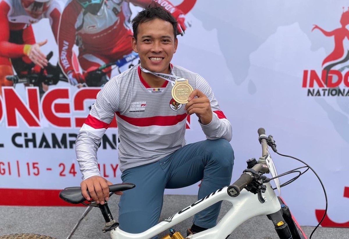 Pebalap Nasional Asal Kota Batu Lelang Jersey dan Sepeda untuk Donasi Palestina , Ada yang Berminat?