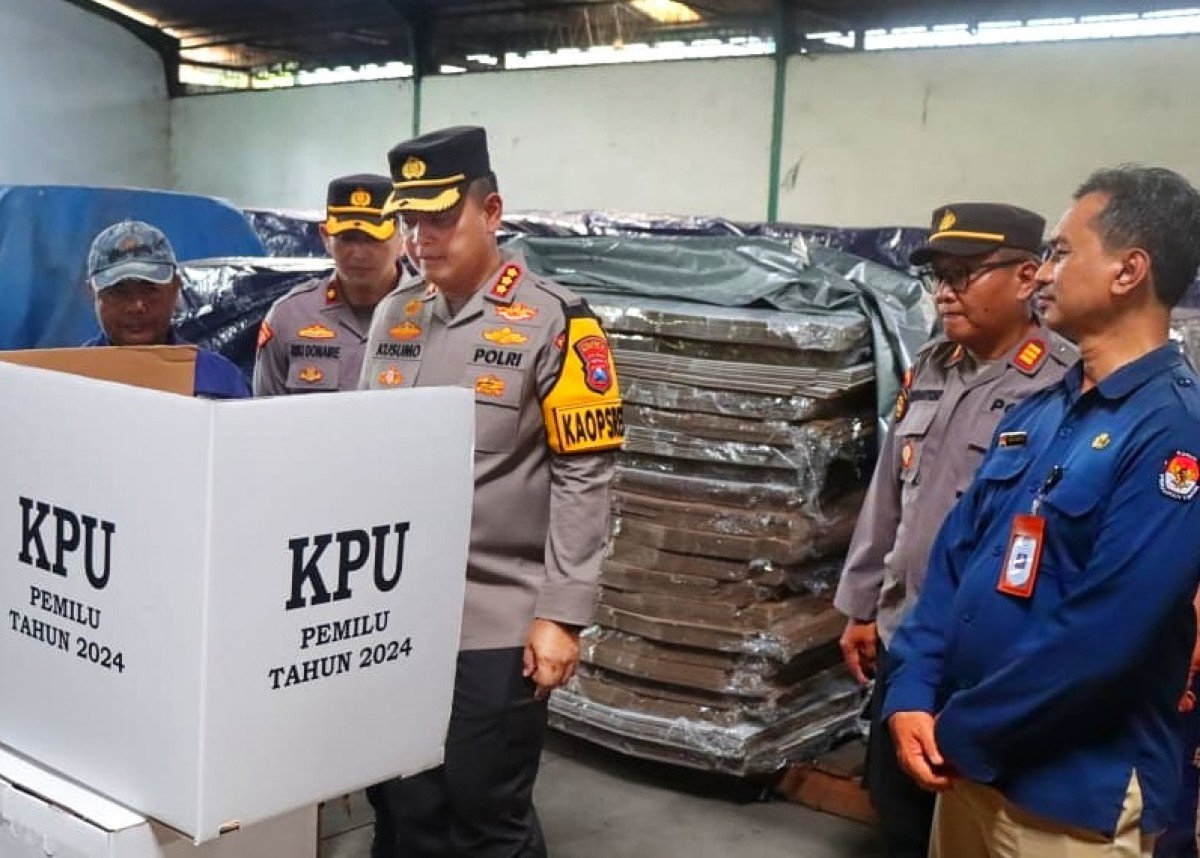 Kapolresta Sidoarjo Kombes Pol Kusumo Wahyu Bintoro didampingi pejabat utama Polresta Sidoarjo dan Ketua KPU Kabupaten Sidoarjo M. Iskak. (Foto: Ahaddiini HM for jatimnow.com)
