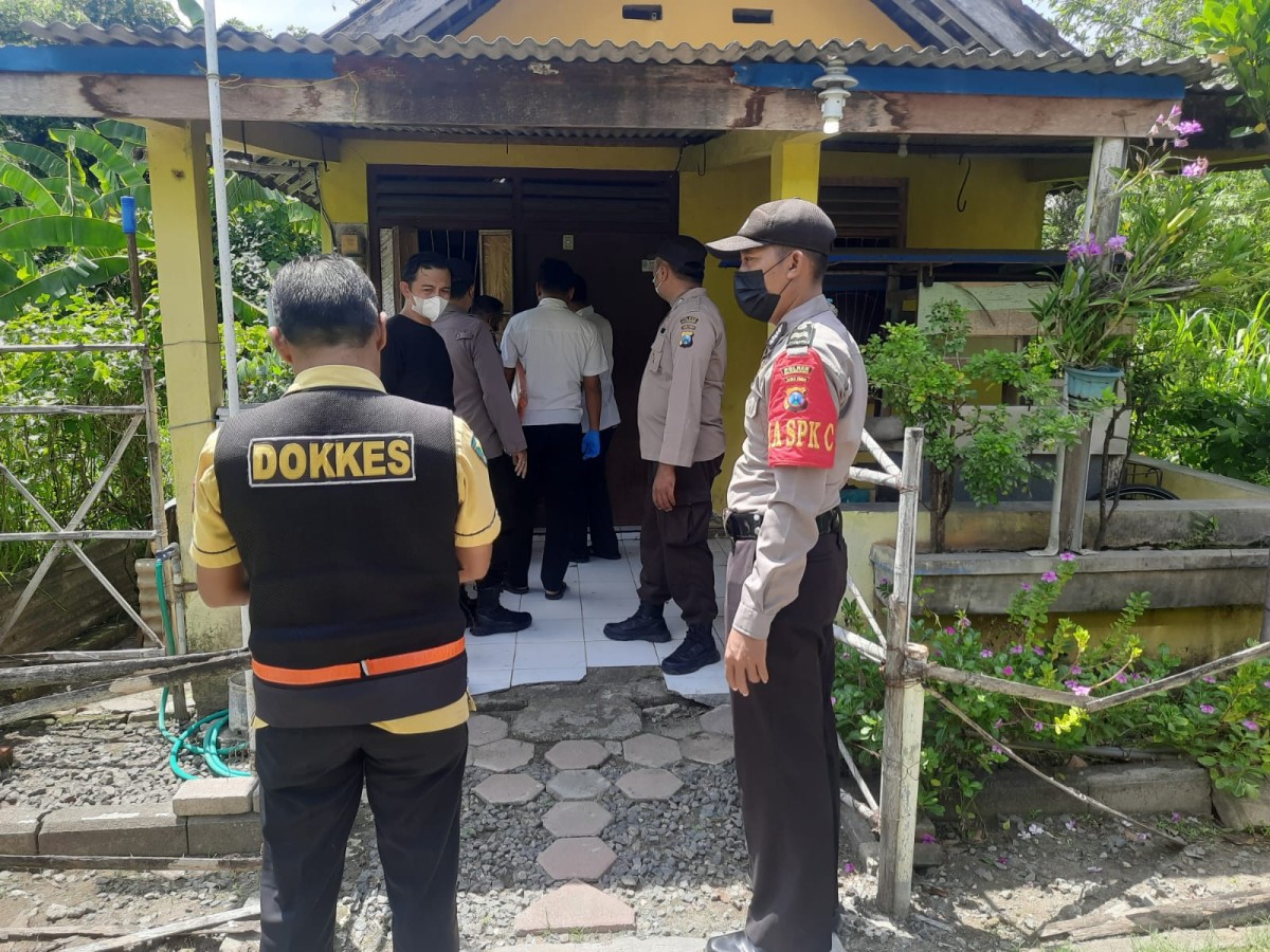 Petugas kepolisian bersama tim medis saat melakukan evakuasi. (Foto: Polres Bojonegoro)