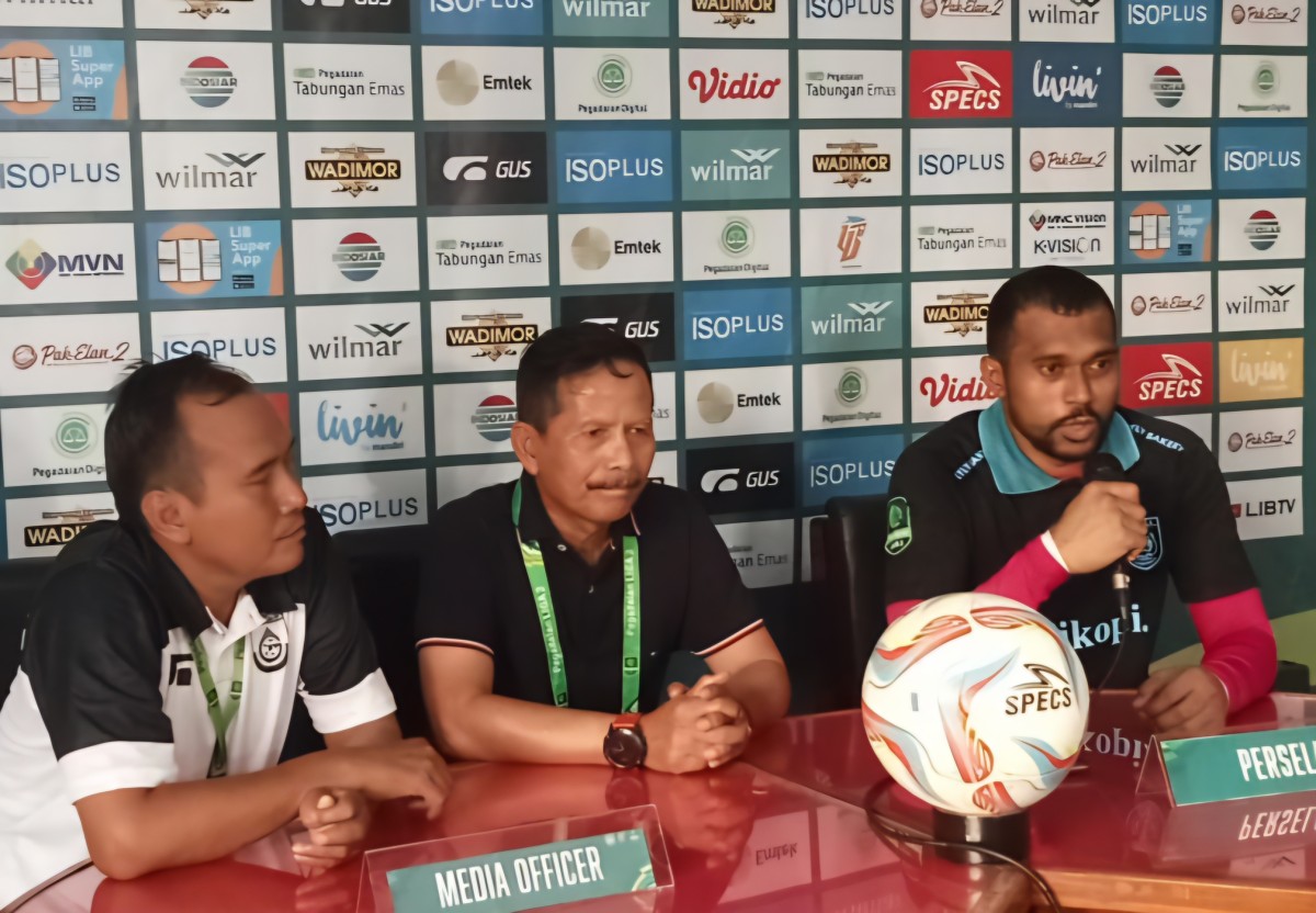 Pelatih Persela, Djajang Nurdjaman (tengah) saat jumpa pers setelah pertandingan GU kontra Persela Lamongan. (Foto : Persela FC for jatimnow.com)