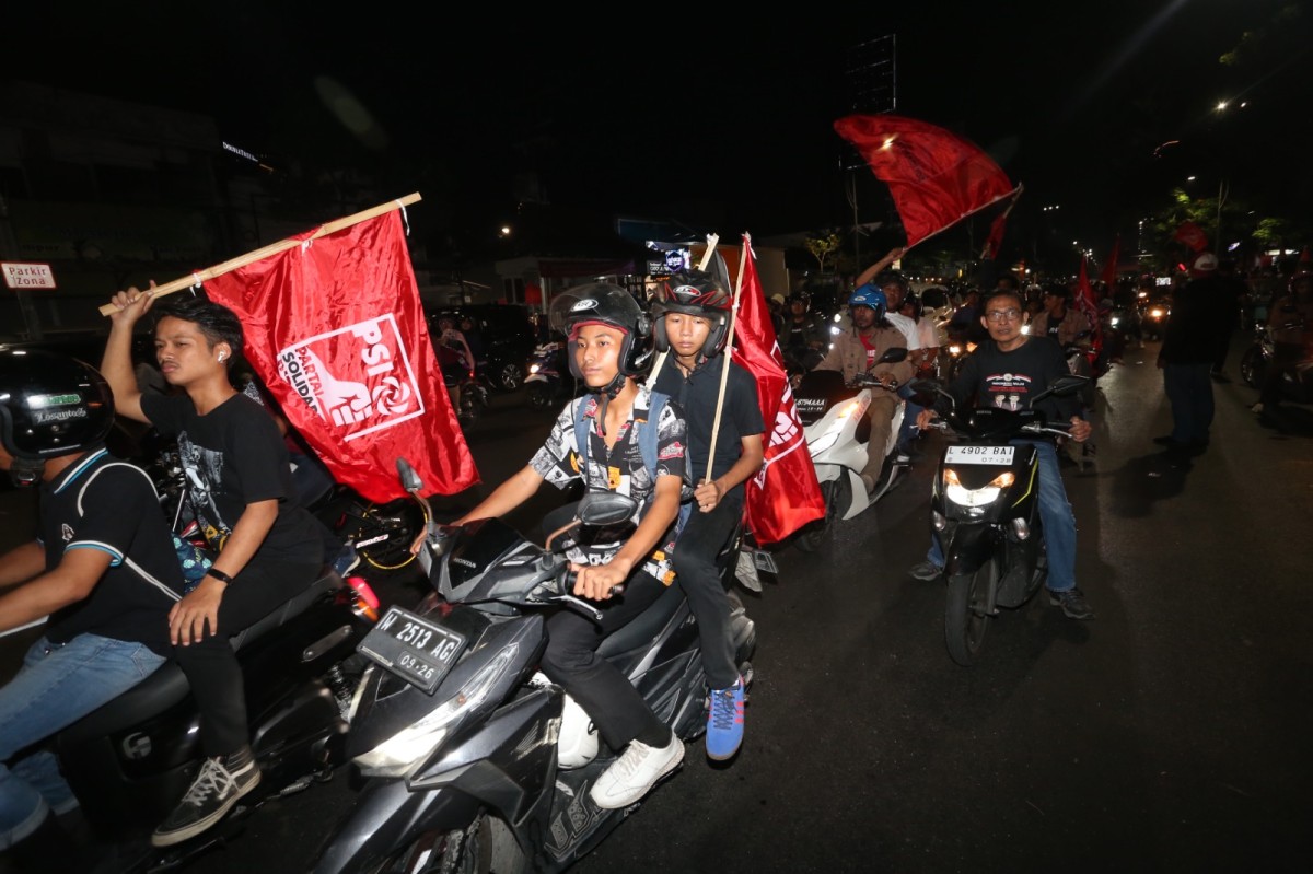 Konvoi motor menyambut kedatangan Ketum PSI Kaesang Pangarep di Surabaya (Foto: Ni'am Kurniawan/jatimnow.com)