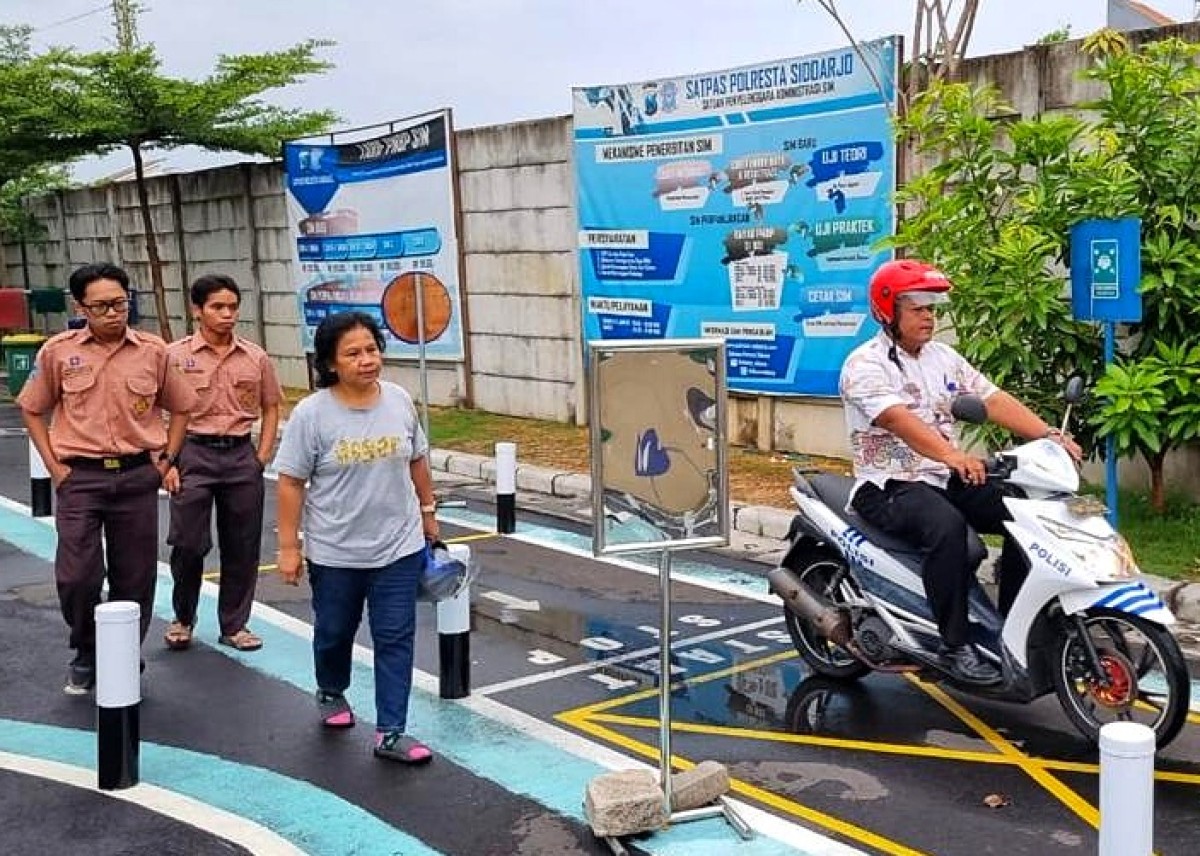 Peserta Cekatan SIM mencoba ujian lintasan S. (Foto: Ahaddiini HM/jatimnow.com)