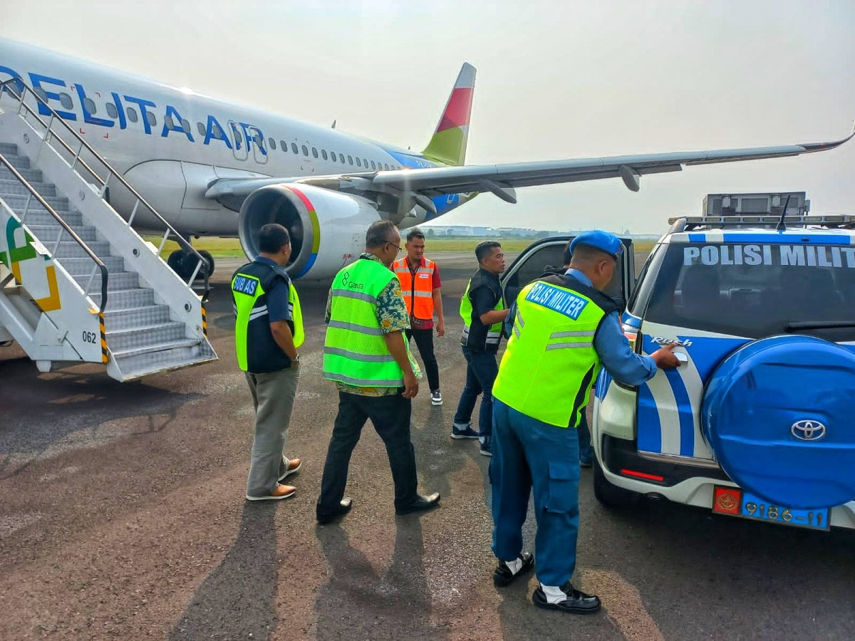 Penumpang yang bercanda soal bom saat diamankan. (Foto: Ahaddiini HM/jatimnow.com)