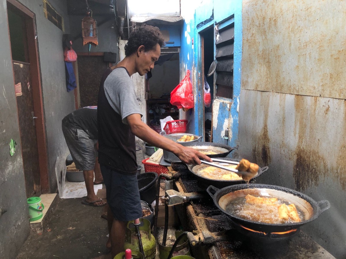 Proses pembuatan lumpia di kampung lumpia Ngaglik, Surabaya (Haryo Agus/jatimnow.com)