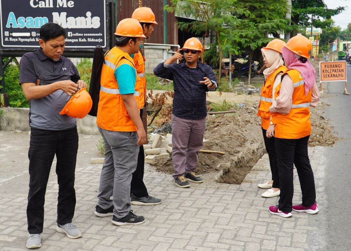 Petugas Perumda Delta Tirta Sidoarjo memberikan layanan. (Foto: Humas Pemkab Sidoarjo for jatimnow.com).