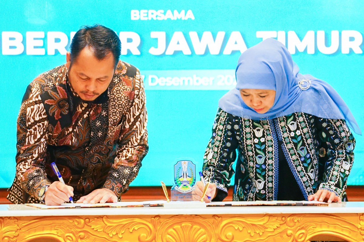 Penandatanganan NPHD oleh Ketua Komisi Pemilihan Umum Provinsi Jawa Timur (KPU Jatim) Choirul Anam dengan Gubernur Khofifah Indar Parawansa. (Foto: Ni'am Kurniawan/jatimnow.com)