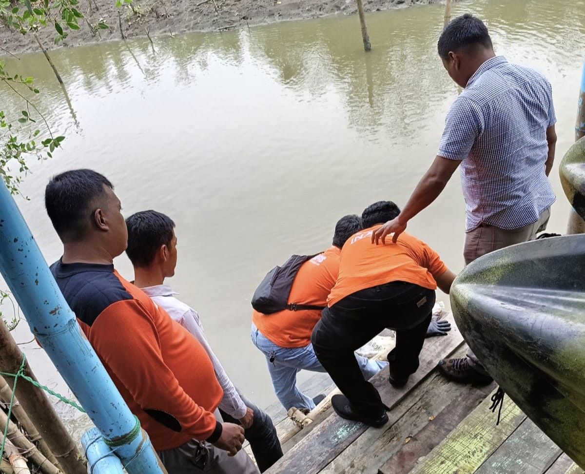 Proses evakuasi potongan payudara di sungai Kawasan Romokalisari, Surabaya (Foto: Riski for jatimnow.com)