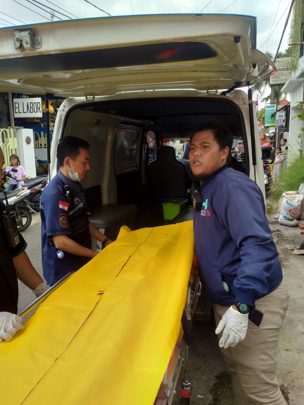 Jenazah Suwito saat dievakuasi ke Rumah Sakit Saiful Anwar.  (Gerhana/jatimnow.com)