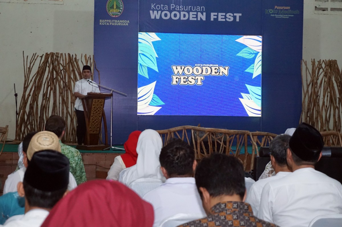 Wakil Wali Kota Pasuruan, Adi Wibowo, membuka event Kota Pasuruan Wooden Fest.