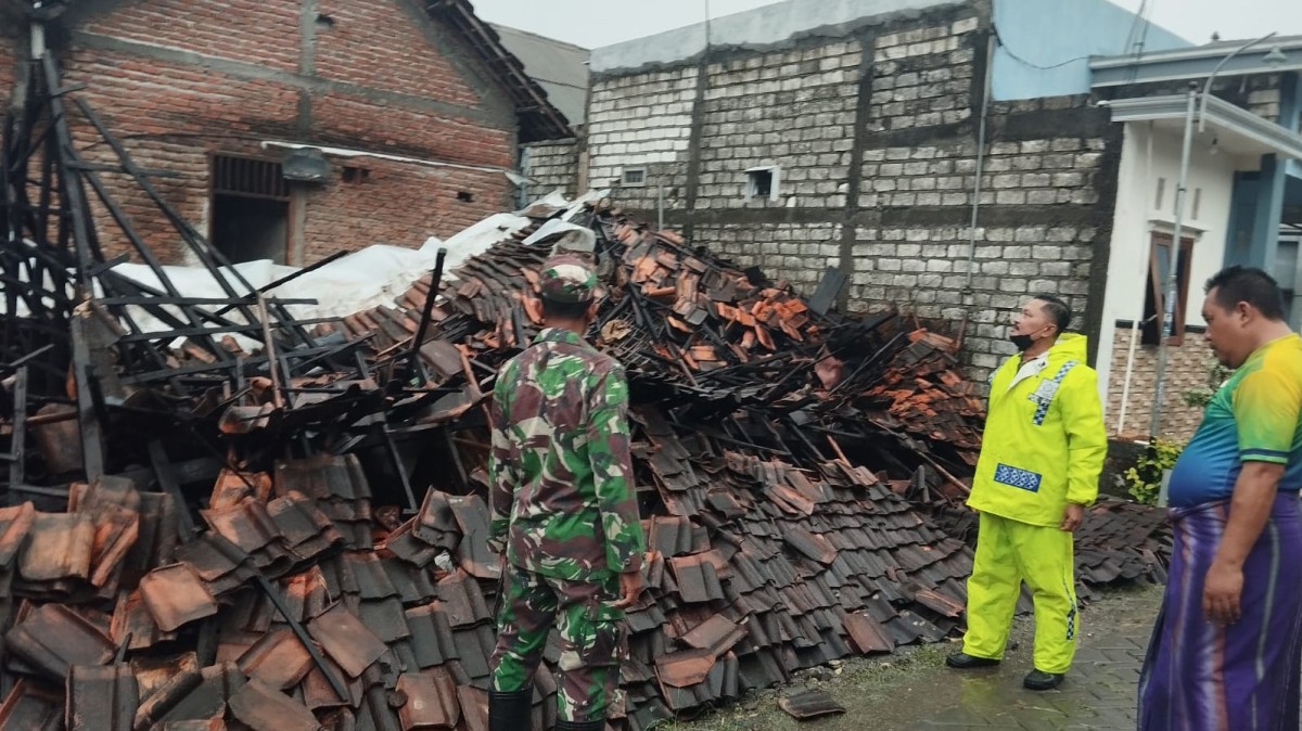 Rumah warga di Desa Sidomukti, Kecamatan Kembangbahu, Lamongan, rusak parah akibat hujan angin. (Foto : BPBD Lamongan for jatimnow.com)