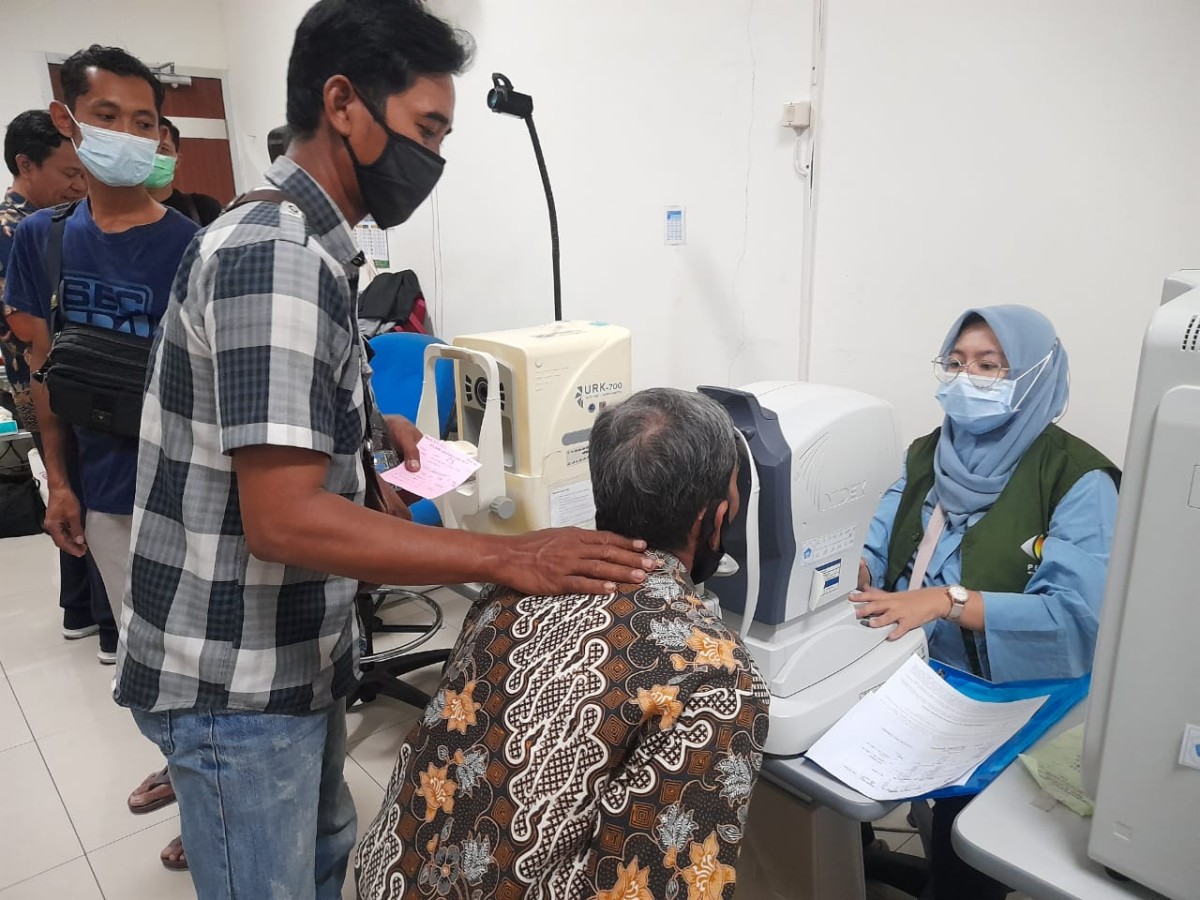 Salah satu penderita katarak saat mendapat akses kesehatan di RSUD dr. Soegiri Lamongan. (Foto : Adyad Ammy Iffansah/jatimnow.com)