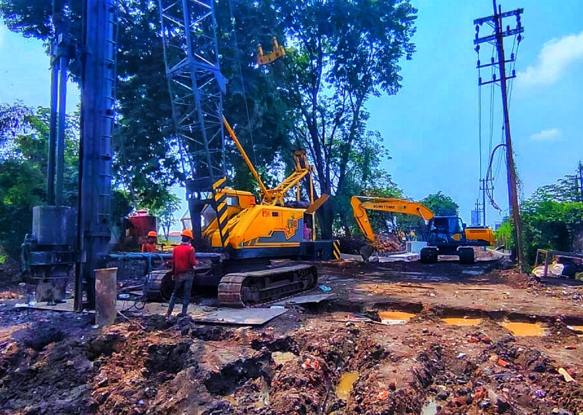 Proses pembangunan proyek frontage road ruas Delta Sari hingga Pabrik Paku, Kecamatan Waru (Foto: Humas Pemkab Sidoarjo for jatimnow.com)
