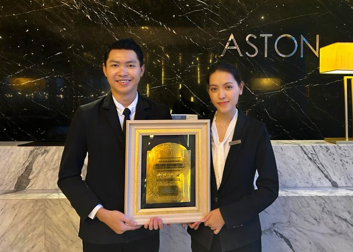 GM Hotel Aston Sidoarjo, David Eko Susanto menerima sertifikasi resmi sebagai hotel bintang empat.(Ahaddiini HM For jatimnow.com).