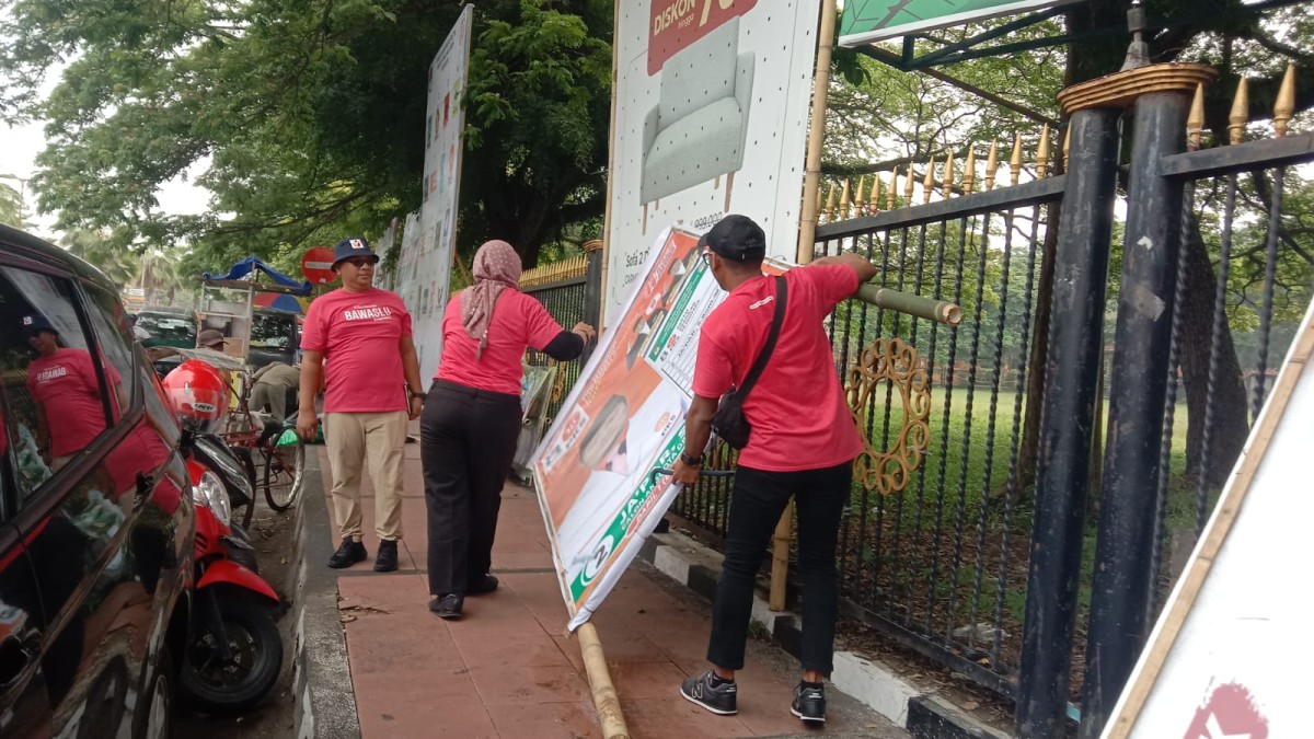 Penertiban APK di Bangkalan. (Foto: Rahem for jatimnow.com)