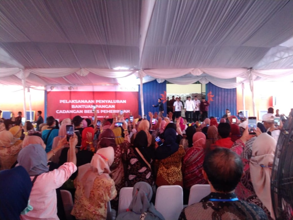 Presiden Joko Widodo (Jokowi) membagikan paket beras kepada 1.000 warga miskin di Gudang Bulog, Kota Malang pada Kamis (14/12/2023). (Foto: Gerhana/jatimnow.com)