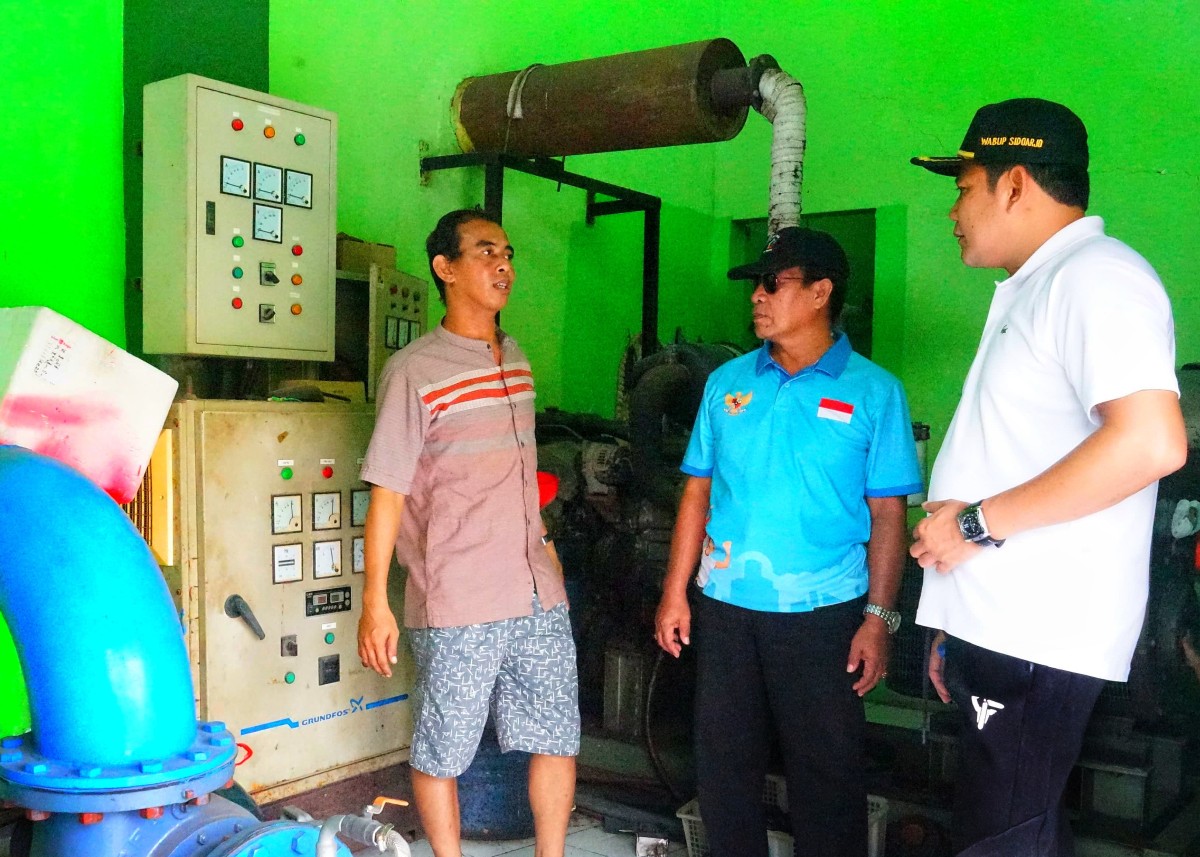 Wakil Bupati Sidoarjo Subandi melakukan sidak rumah pompa. (Foto: Humas Pemkab Sidoarjo for jatimnow.com)