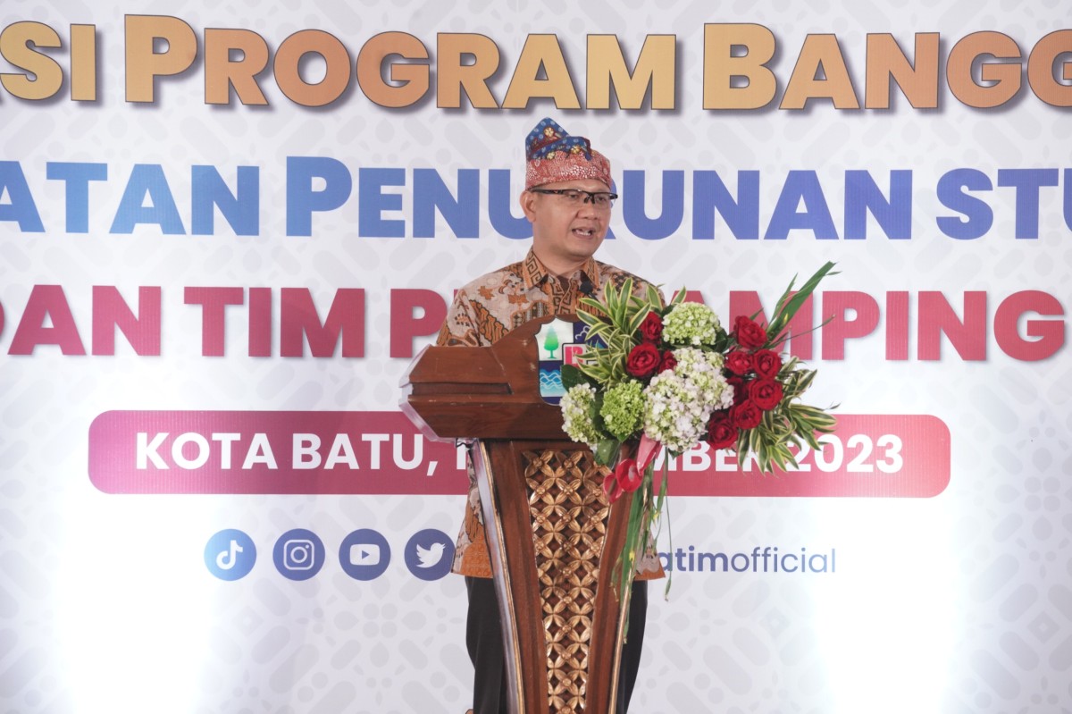 Pj Wali Kota Batu, Aries Agung Paewai dalam kegiatan Penguatan Program Bangga Kencana dan Percepatan Penurunan Stunting bagi Kader KB dan Tim Pendamping Keluarga. (Foto:Prokopim Pemkot Batu)