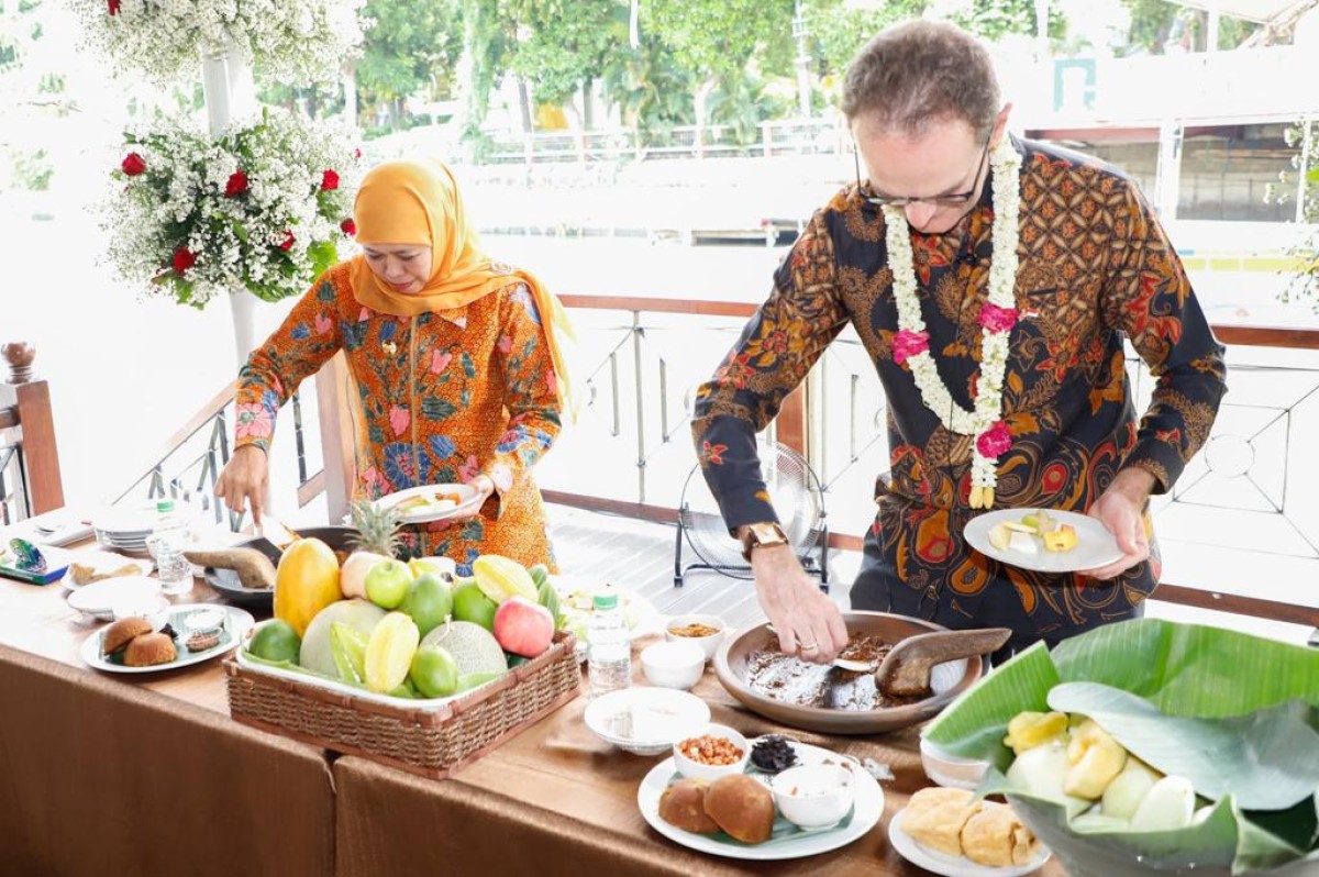 Gubernur Khofifah bersama Duta Besar Dominic Jermey saat menguleg bumbu rujak bersama. (Foto: Ni'am Kurniawan/jatimnow.com)