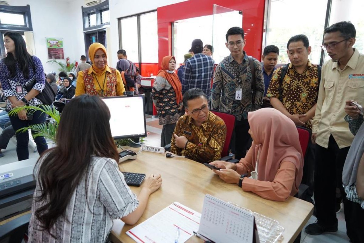 Nasabah Bank Jatim. (Foto: Humas Bank Jatim for jatimnow.com)