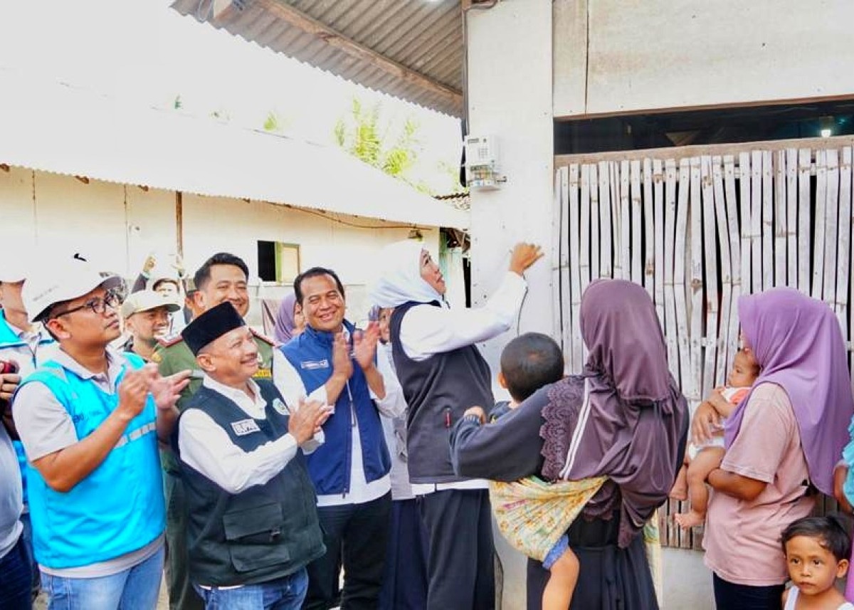 Gubernur Khofifah saat menyalakan aliran listrik di rumah warga Dusun Merak. (Foto: Humas PLN for jatimnow.com)