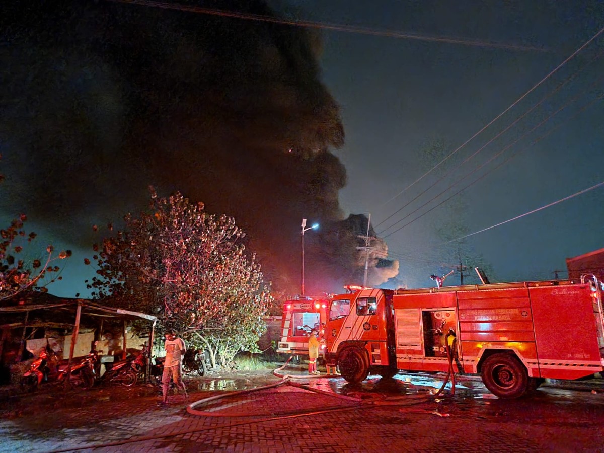 Kebakaran gudang tiner di Jalan Kalianak Surabaya. (Foto: Haryo Agus/jatimnow.com)