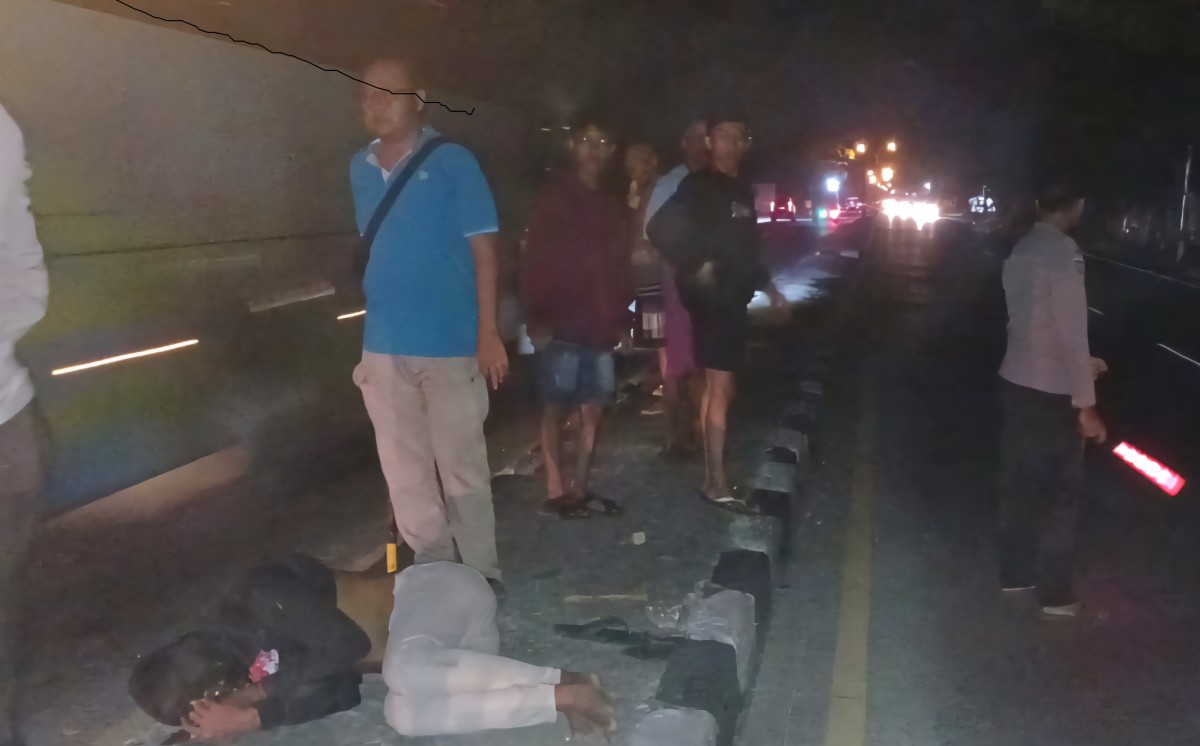 Kondisi pemuda yang merunkuk kesakitan di atas trotoar jalan Lamongan. (Foto : Istimewa)