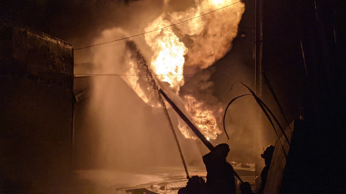 Kebakaran di Jl Kalianak 55 Madya, Surabaya. (Foto: Ni'am Kurniawan/jatimnow.com)