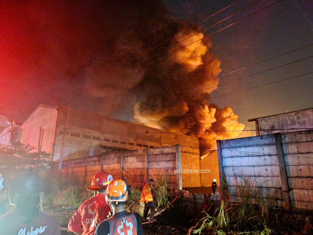 Kondis terkini kebakaran gudang tiner di Kalianak Surabaya. (Foto: Ni'am Kurniawan/jatimnow.com)