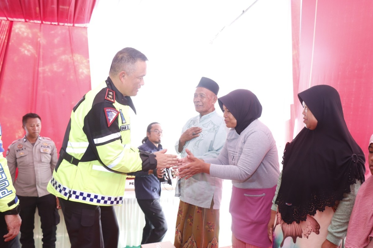 Kapolda Jatim memberikan bantuan bantuan sosial berupa sembako kepada masyarakat dan kaum duafa di Kabupaten Situbondo. (Foto: Humas Polres Situbondo)