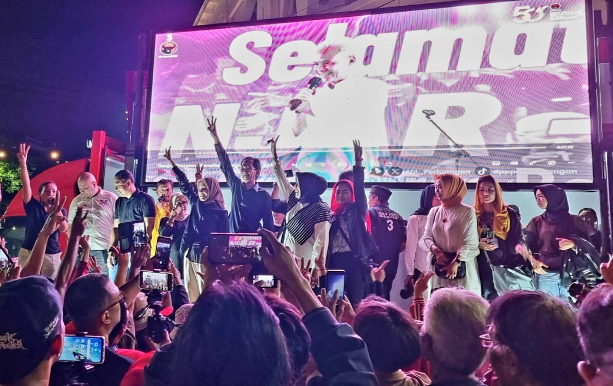 Siti Atiqoh Supriyanti menyapa warga di Jalan Tunjungan Surabaya. (Foto: Ni'am Kurniawan/jatimnow.com)