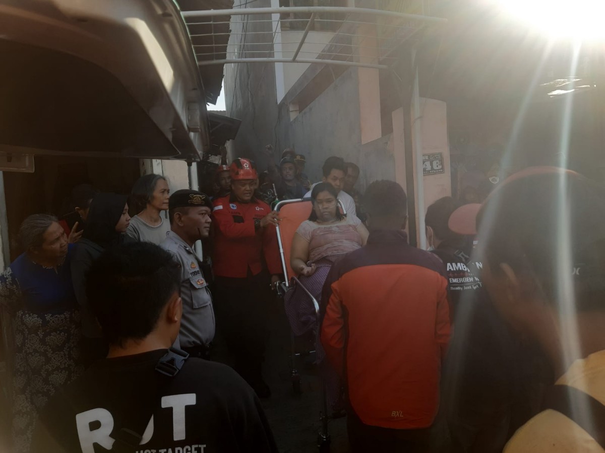 Linda Mariana (35) saat dievakuasi ke rumah sakit usai jatuh ke sumur sedalam 25 meter. (Foto : Gerhana/jatimnow.com)