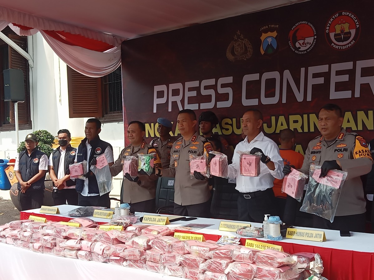 Pres rilis pengungkapan peredaran narkoba jaringan Sumatera-Jawa di Polrestabes Surabaya. (Foto: Haryo Agus/jatimnow.com)