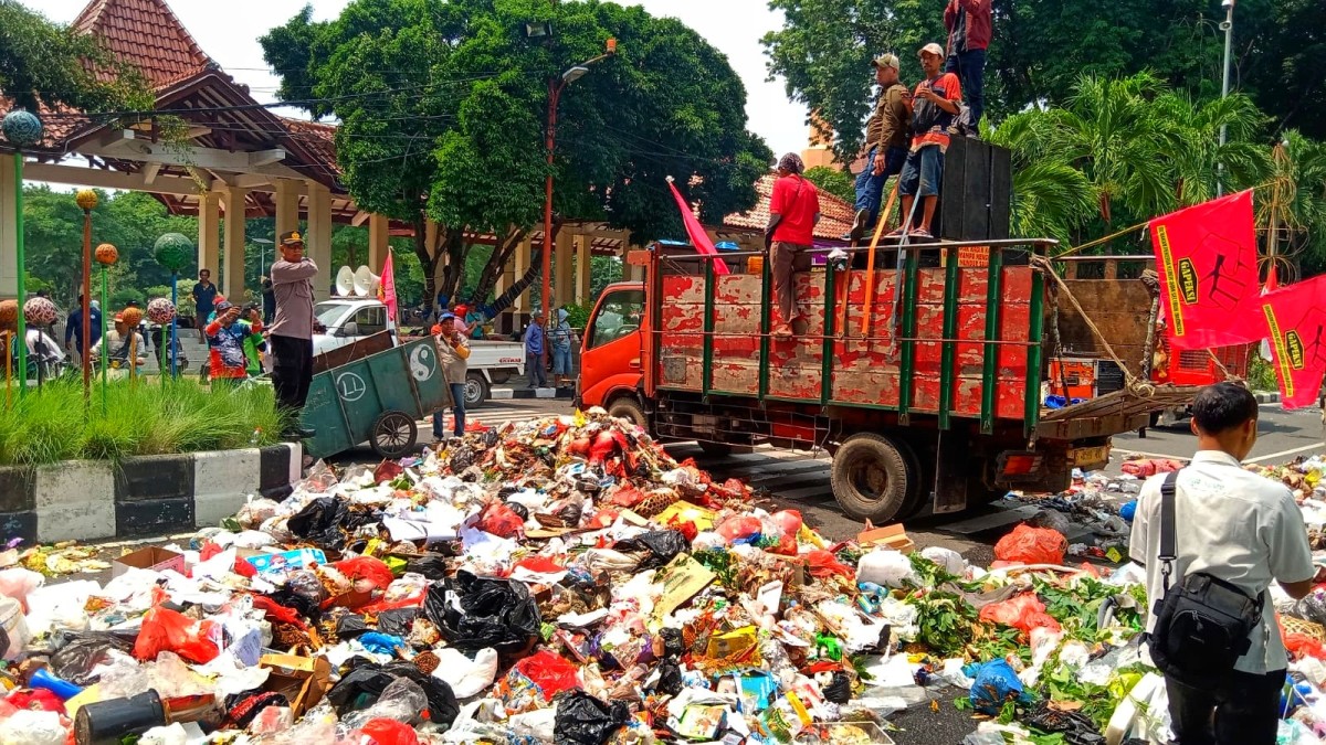 Sampah yang ditinggalkan begitu saja sebagai aksi protes dari para petugas kebersihan Sidoarjo. (Foto: Ahaddiini HM/jatimnow.com)